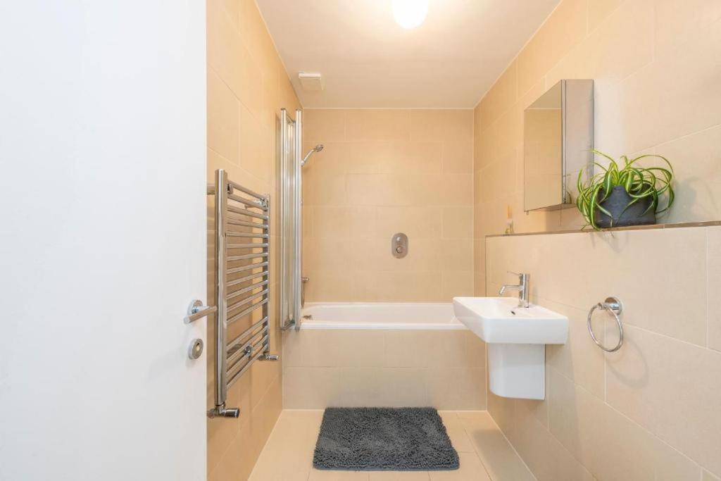 Luxury 4 Bedroom Flat With Stunning Shard View From Terrace In Central London! Next To Station, Sleeps 9 Habitación foto