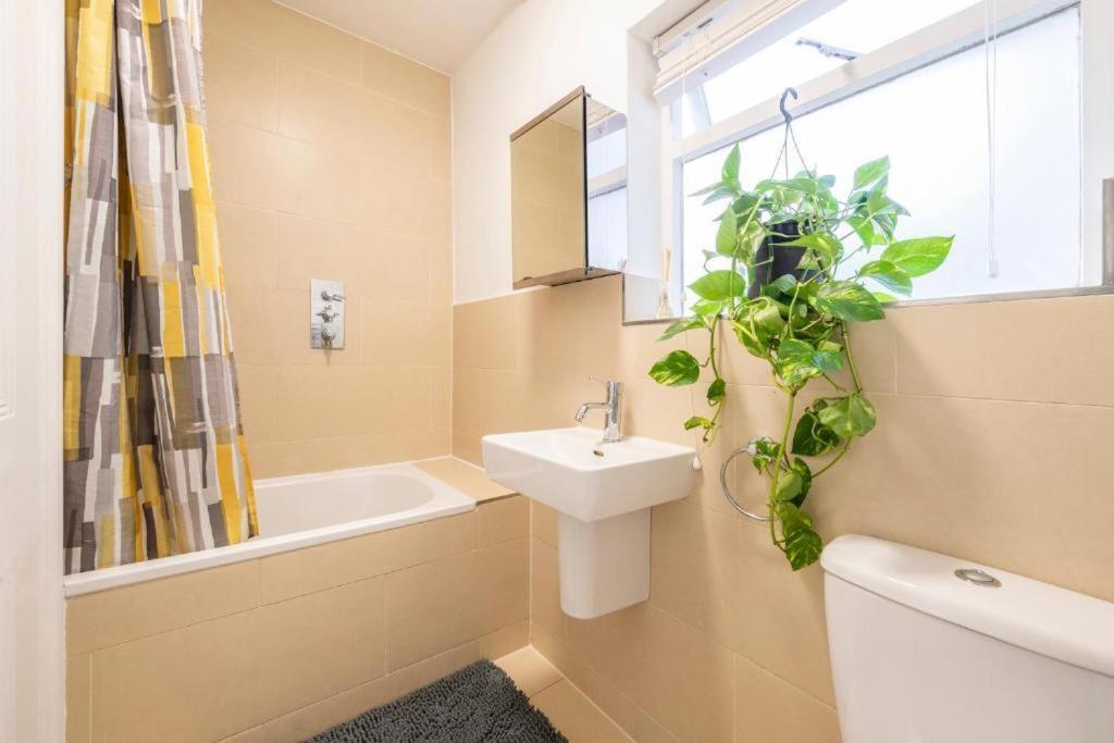 Luxury 4 Bedroom Flat With Stunning Shard View From Terrace In Central London! Next To Station, Sleeps 9 Habitación foto