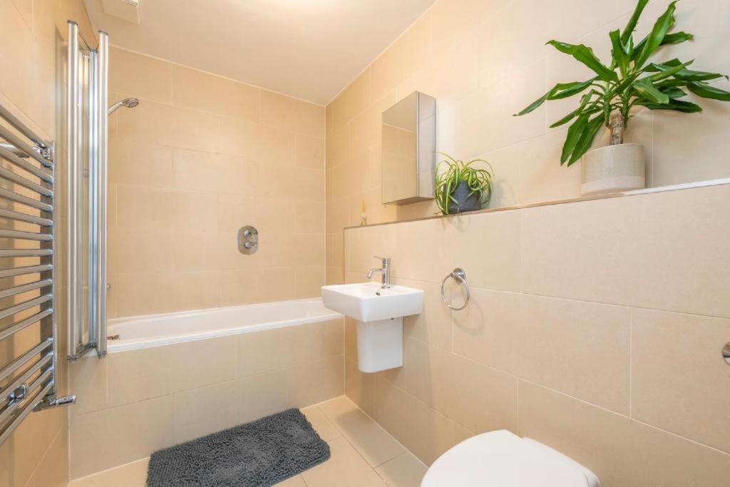 Luxury 4 Bedroom Flat With Stunning Shard View From Terrace In Central London! Next To Station, Sleeps 9 Habitación foto